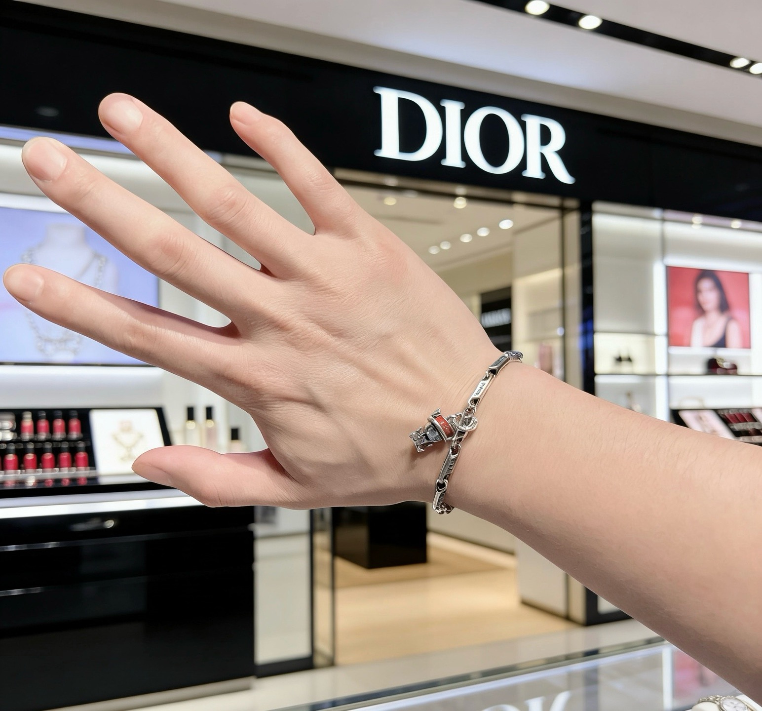 DIOR新款。高品质迪奥手链原单货专柜新款开模复古潮流时尚必备 男女均可佩戴 情侣款同款 摇滚朋克泰银风
