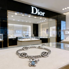 DIOR新款。高品质迪奥手链原单货专柜新款开模复古潮流时尚必备 男女均可佩戴 情侣款同款 摇滚朋克泰银风 DIOR新款。高品质迪奥手链原单货专柜新款开模复古潮流时尚必备 男女均可佩戴 情侣款同款 摇滚朋克泰银风