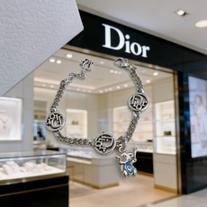 DIOR新款。高品质迪奥手链原单货专柜新款开模复古潮流时尚必备 男女均可佩戴 情侣款同款 摇滚朋克泰银风 DIOR新款。高品质迪奥手链原单货专柜新款开模复古潮流时尚必备 男女均可佩戴 情侣款同款 摇滚朋克泰银风