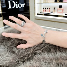 DIOR新款。高品质迪奥手链原单货专柜新款开模复古潮流时尚必备 男女均可佩戴 情侣款同款 摇滚朋克泰银风 DIOR新款。高品质迪奥手链原单货专柜新款开模复古潮流时尚必备 男女均可佩戴 情侣款同款 摇滚朋克泰银风