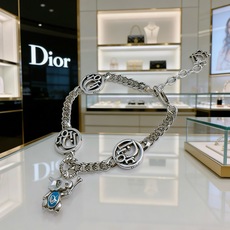 DIOR新款。高品质迪奥手链原单货专柜新款开模复古潮流时尚必备 男女均可佩戴 情侣款同款 摇滚朋克泰银风 DIOR新款。高品质迪奥手链原单货专柜新款开模复古潮流时尚必备 男女均可佩戴 情侣款同款 摇滚朋克泰银风