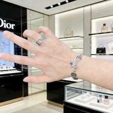 DIOR新款。高品质迪奥手链原单货专柜新款开模复古潮流时尚必备 男女均可佩戴 情侣款同款 摇滚朋克泰银风 DIOR新款。高品质迪奥手链原单货专柜新款开模复古潮流时尚必备 男女均可佩戴 情侣款同款 摇滚朋克泰银风
