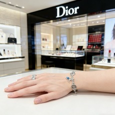 DIOR新款。高品质迪奥手链原单货专柜新款开模复古潮流时尚必备 男女均可佩戴 情侣款同款 摇滚朋克泰银风 DIOR新款。高品质迪奥手链原单货专柜新款开模复古潮流时尚必备 男女均可佩戴 情侣款同款 摇滚朋克泰银风