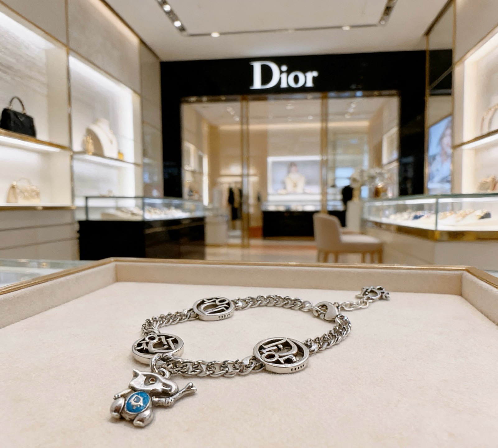 DIOR新款。高品质迪奥手链原单货专柜新款开模复古潮流时尚必备 男女均可佩戴 情侣款同款 摇滚朋克泰银风