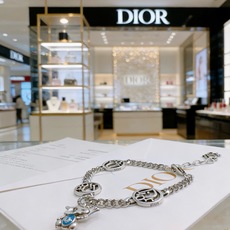 DIOR新款。高品质迪奥手链原单货专柜新款开模复古潮流时尚必备 男女均可佩戴 情侣款同款 摇滚朋克泰银风 DIOR新款。高品质迪奥手链原单货专柜新款开模复古潮流时尚必备 男女均可佩戴 情侣款同款 摇滚朋克泰银风
