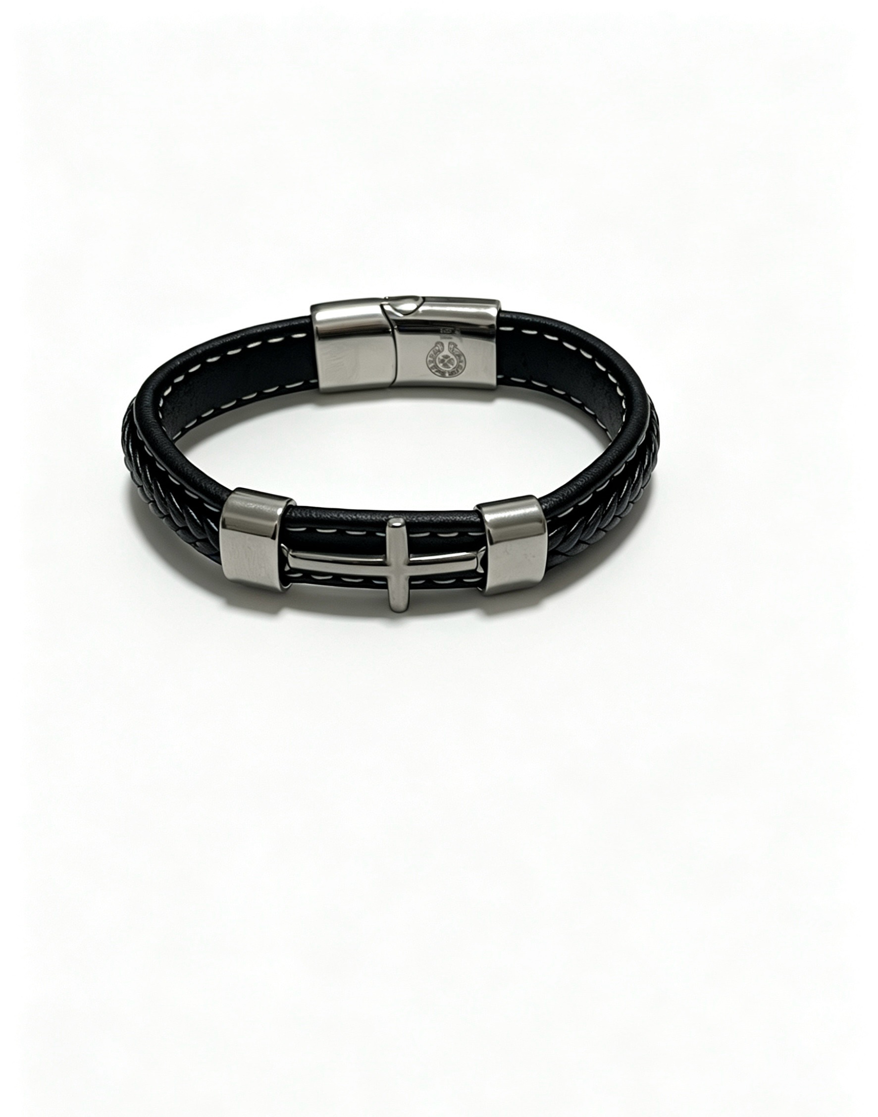 NO:879530,New [counter quality] Chrome Hearts classic retro cross leather bracelet, the original image has concave and convex shapes with different pattern design styles, showing a distinctive cross. The Scout flower is the symbol of Chrome Hearts, so it is more durable. Genuine pattern-printed Chrome Hearts distinguishes the ordinary light version in the market. Check the quality of the version. Look at the printing details, the degree of retro gray oxidation. Seiko version!  !  !  Purely handmade, authentic mold opening, trendy and fashionable must-have, can be worn by both men and women, the same style for couples, official website original version, rock punk Thai silver style, retro elements, trendy and versatile, boutique jewelry, chrome hearts, chrome hearts, bracelet, cowhide19860909新款【专柜品质】Chrome Hearts克罗心经典复古十字牛皮手链,原图凹凸造型不同的花纹设计风格 呈现出与众不同 十字架 童军花是克罗心的志 所以更经久不衰 正品打版Chrome Hearts克罗心 区别市场普通轻版 对版对标品质 看字印细节 复古做旧灰氧程度.精工版本！！！ 纯手工打造 正品开模 潮流时尚必备 男女均可佩戴 情侣同款 官网原版 摇滚朋克泰银风格 复古元素 潮流百搭,饰品精品,chrome hearts,chrome hearts,bracelet,cowhide,Jewelry