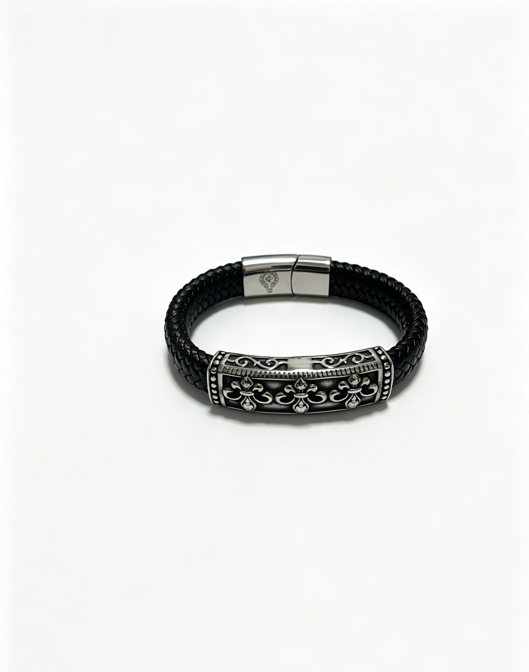 NO:879464,New [counter quality] Chrome Hearts classic retro cross leather bracelet, the original image has concave and convex shapes with different pattern design styles, showing a distinctive cross. The Scout flower is the symbol of Chrome Hearts, so it is more durable. Genuine pattern-printed Chrome Hearts distinguishes the ordinary light version in the market. Check the quality of the version. Look at the printing details, the degree of retro gray oxidation. Seiko version!  !  !  Purely handmade, authentic mold opening, trendy and fashionable must-have, can be worn by both men and women, the same style for couples, official website original version, rock punk Thai silver style, retro elements, trendy and versatile, boutique jewelry, chrome hearts, chrome hearts, bracelet, cowhide19860909新款【专柜品质】Chrome Hearts克罗心经典复古十字牛皮手链,原图凹凸造型不同的花纹设计风格 呈现出与众不同 十字架 童军花是克罗心的志 所以更经久不衰 正品打版Chrome Hearts克罗心 区别市场普通轻版 对版对标品质 看字印细节 复古做旧灰氧程度.精工版本！！！ 纯手工打造 正品开模 潮流时尚必备 男女均可佩戴 情侣同款 官网原版 摇滚朋克泰银风格 复古元素 潮流百搭,饰品精品,chrome hearts,chrome hearts,bracelet,cowhide,Jewelry