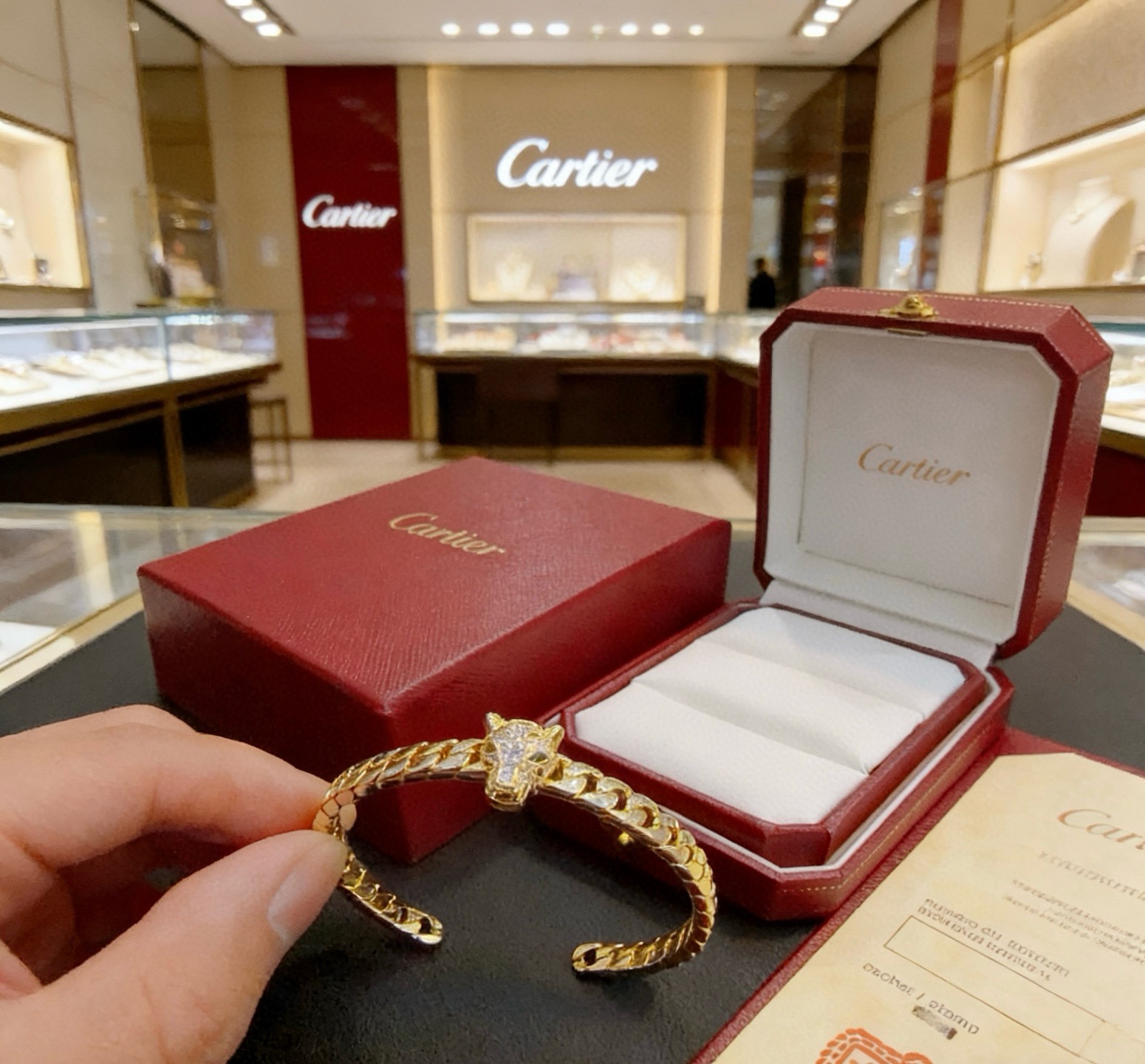 卡地亚手链手镯V金材质系列 品相完美，细节无敌，那种独特的色泽完全无可挑剔，再缀以经典指环外形设计，简约