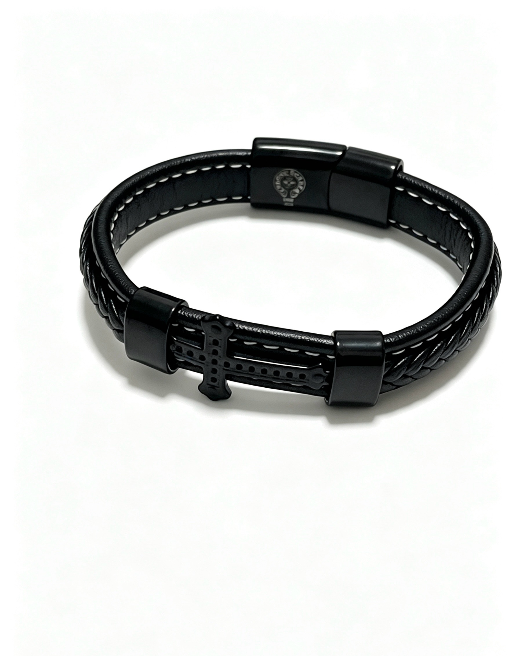 NO:879475,New [counter quality] Chrome Hearts classic retro cross leather bracelet, the original image has concave and convex shapes with different pattern design styles, showing a distinctive cross. The Scout flower is the symbol of Chrome Hearts, so it is more durable. Genuine pattern-printed Chrome Hearts distinguishes the ordinary light version in the market. Check the quality of the version. Look at the printing details, the degree of retro gray oxidation. Seiko version!  !  !  Purely handmade, authentic mold opening, trendy and fashionable must-have, can be worn by both men and women, the same style for couples, official website original version, rock punk Thai silver style, retro elements, trendy and versatile, boutique jewelry, chrome hearts, chrome hearts, bracelet, cowhide19860909新款【专柜品质】Chrome Hearts克罗心经典复古十字牛皮手链,原图凹凸造型不同的花纹设计风格 呈现出与众不同 十字架 童军花是克罗心的志 所以更经久不衰 正品打版Chrome Hearts克罗心 区别市场普通轻版 对版对标品质 看字印细节 复古做旧灰氧程度.精工版本！！！ 纯手工打造 正品开模 潮流时尚必备 男女均可佩戴 情侣同款 官网原版 摇滚朋克泰银风格 复古元素 潮流百搭,饰品精品,chrome hearts,chrome hearts,bracelet,cowhide,Jewelry