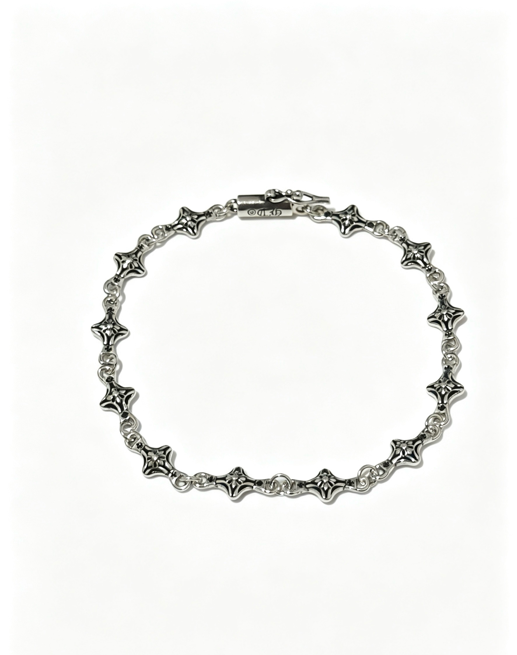 NO:879480,New [counter quality] Chrome Hearts Classic Retro Cross Flower Glossy Cuban Bracelet, the original concave and convex shapes have different pattern design styles, showing a distinctive cross. The Scout flower is the symbol of Chrome Hearts, so it is more durable. Genuine pattern-printed Chrome Hearts distinguishes the ordinary light version in the market. Match the version and standard quality. Look at the printing details. The degree of retro ash oxidation. Seiko version!  !  !  Purely handmade, authentic mold opening, trendy and fashionable must-have, can be worn by both men and women, the same style for couples, official website original version, rock punk Thai silver style, retro elements, trendy and versatile (code number 18, 20, 22 can be changed in size), fine jewelry, chrome hearts, chrome hearts, bracelets19860909新款【专柜品质】Chrome Hearts克罗心经典复古十字花光面古巴手链,原图凹凸造型不同的花纹设计风格 呈现出与众不同 十字架 童军花是克罗心的志 所以更经久不衰 正品打版Chrome Hearts克罗心 区别市场普通轻版 对版对标品质 看字印细节 复古做旧灰氧程度.精工版本！！！ 纯手工打造 正品开模 潮流时尚必备 男女均可佩戴 情侣同款 官网原版 摇滚朋克泰银风格 复古元素 潮流百搭（码数18 20 22可改尺寸）,饰品精品,chrome hearts,chrome hearts,bracelet,Jewelry