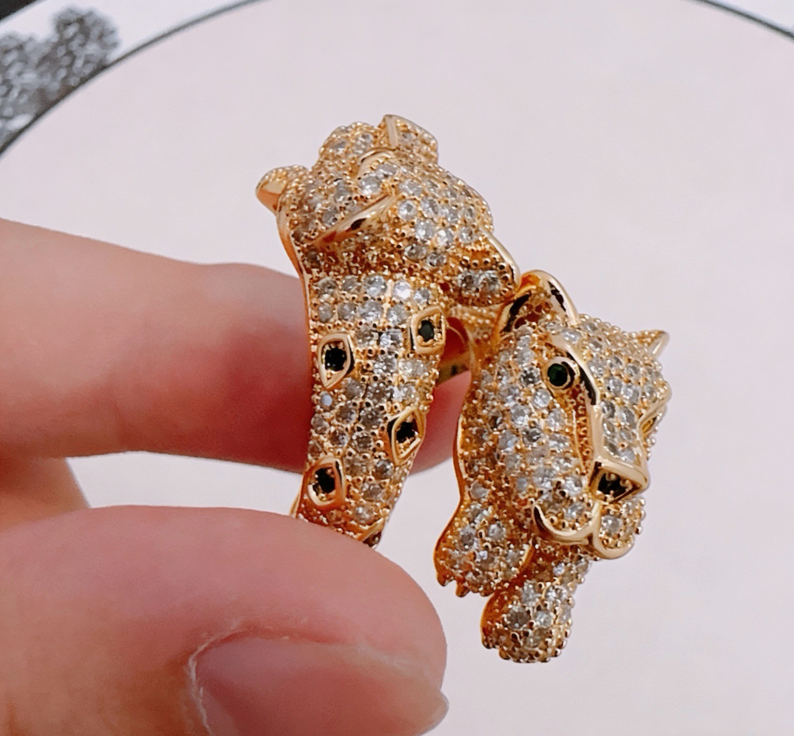 卡地亚戒指V金材质系列 品相完美，细节无敌，那种独特的色泽完全无可挑剔，再缀以经典指环外形设计，简约之余