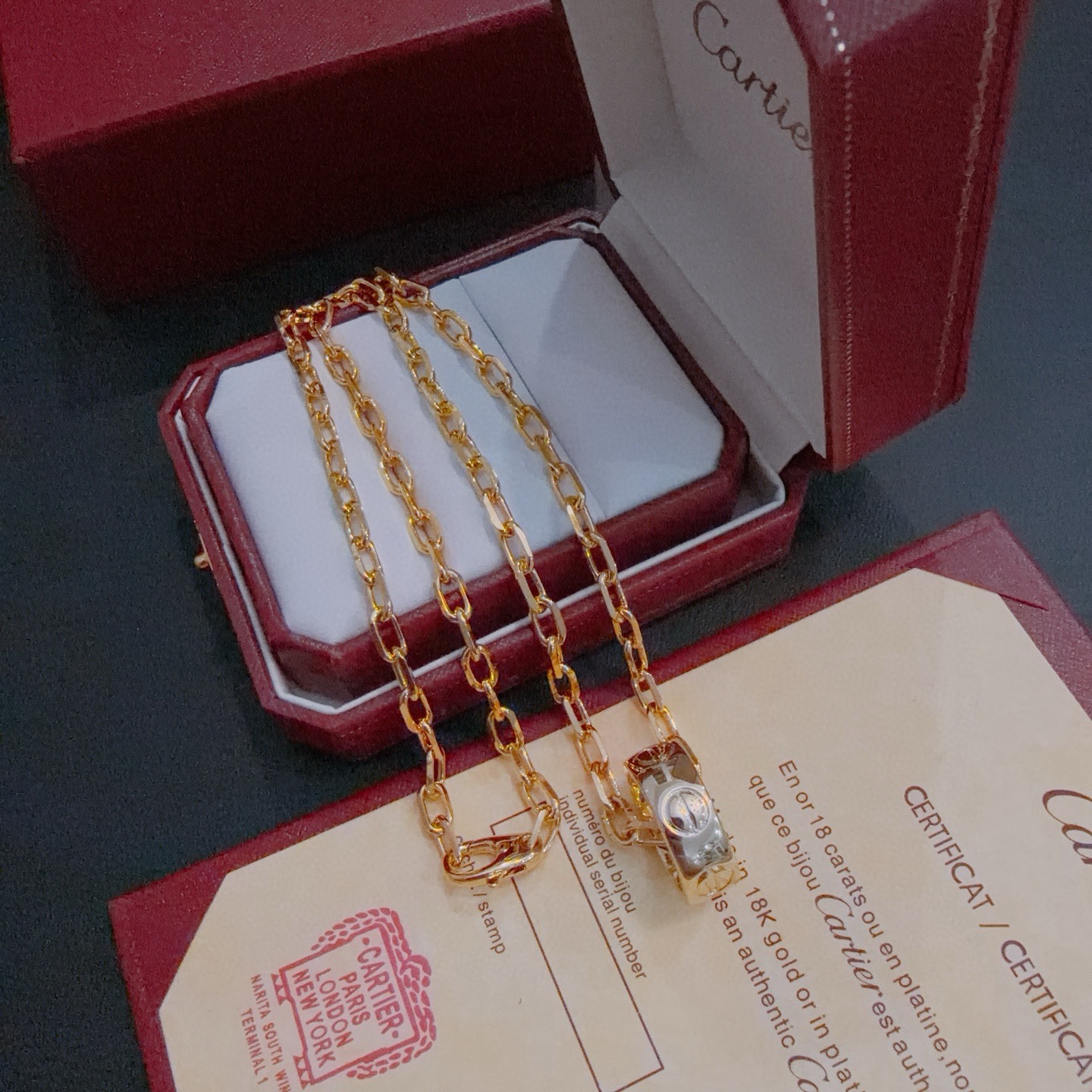 新款卡地亚项链V金材质系列 品相完美，细节无敌，那种独特的色泽完全无可挑剔，再缀以经典指环外形设计，简约