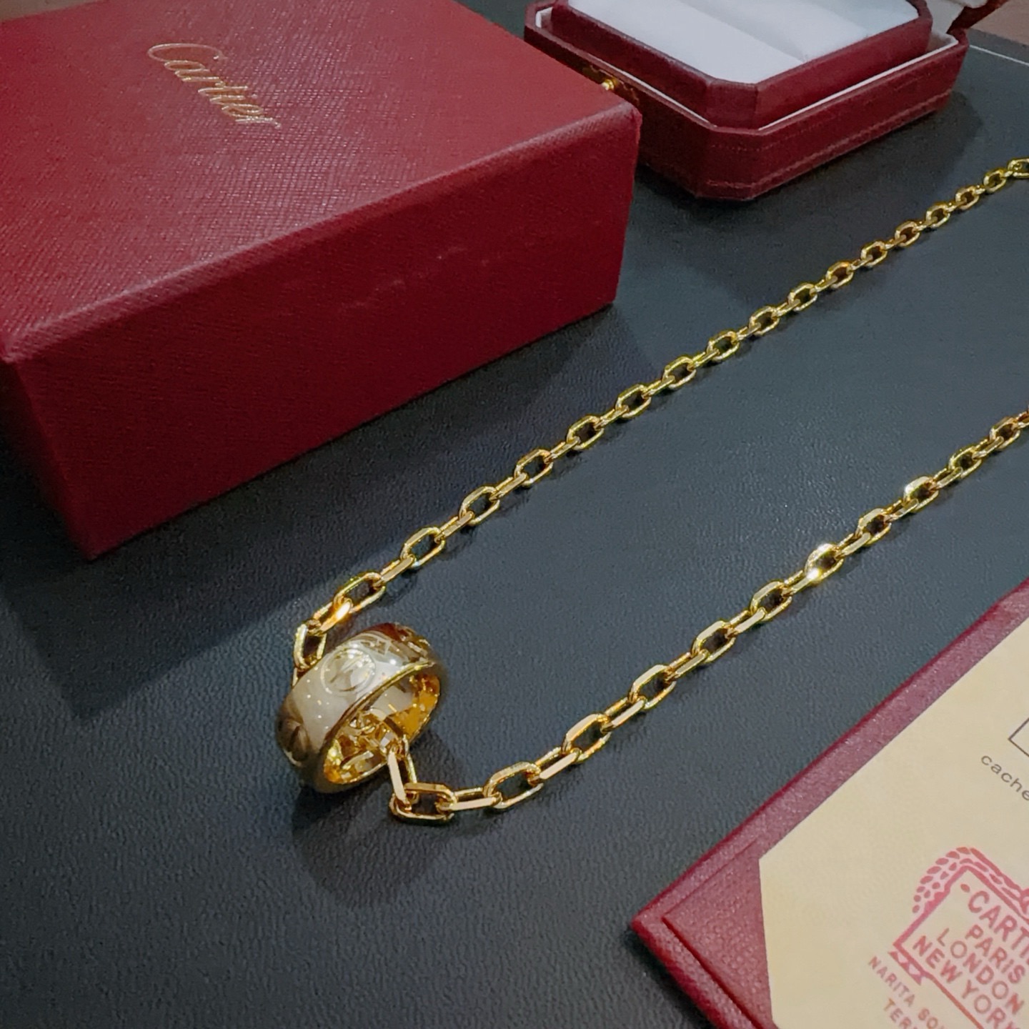 新款卡地亚项链V金材质系列 品相完美，细节无敌，那种独特的色泽完全无可挑剔，再缀以经典指环外形设计，简约