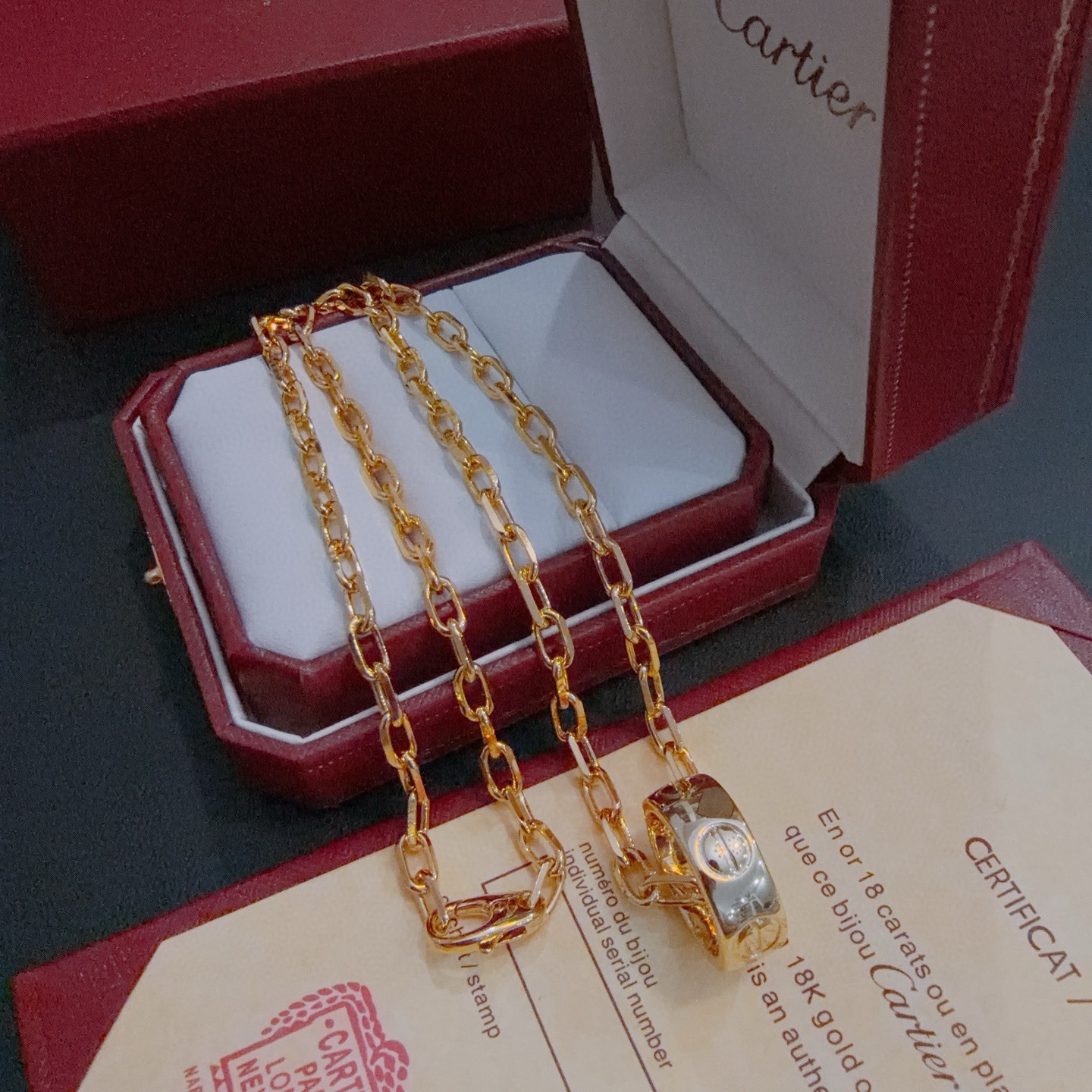 新款卡地亚项链V金材质系列 品相完美，细节无敌，那种独特的色泽完全无可挑剔，再缀以经典指环外形设计，简约