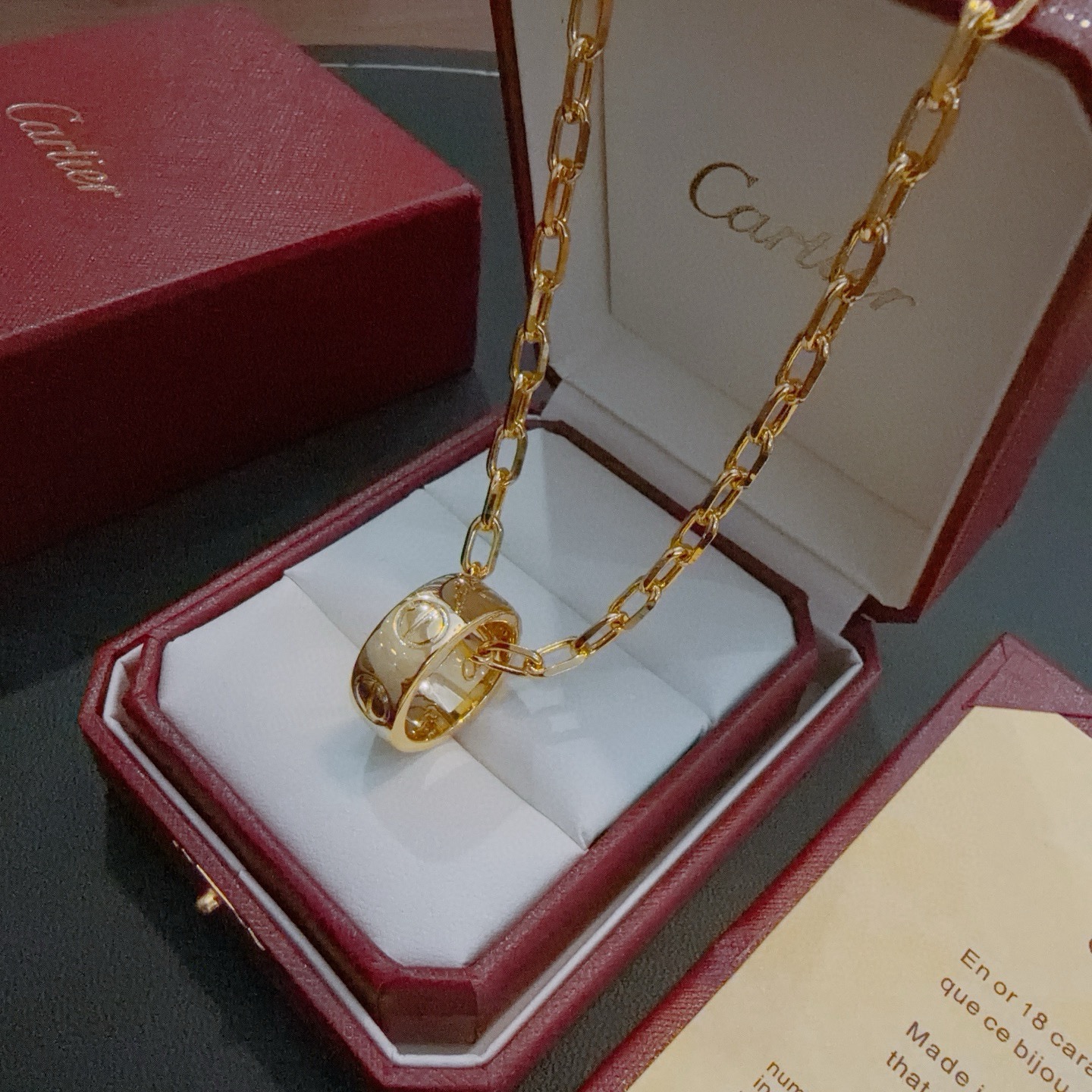 新款卡地亚项链V金材质系列 品相完美，细节无敌，那种独特的色泽完全无可挑剔，再缀以经典指环外形设计，简约