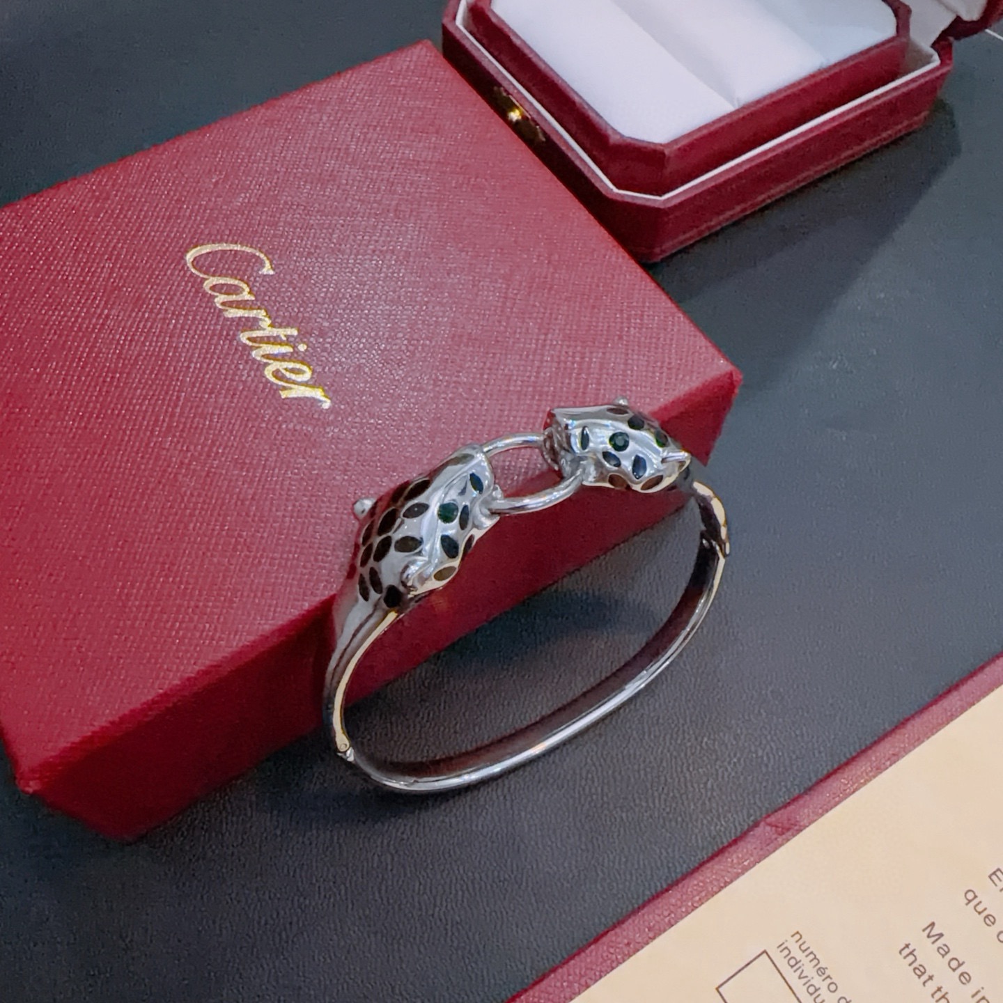 卡地亚手链手镯V金材质系列 品相完美，细节无敌，那种独特的色泽完全无可挑剔，再缀以经典指环外形设计，简约