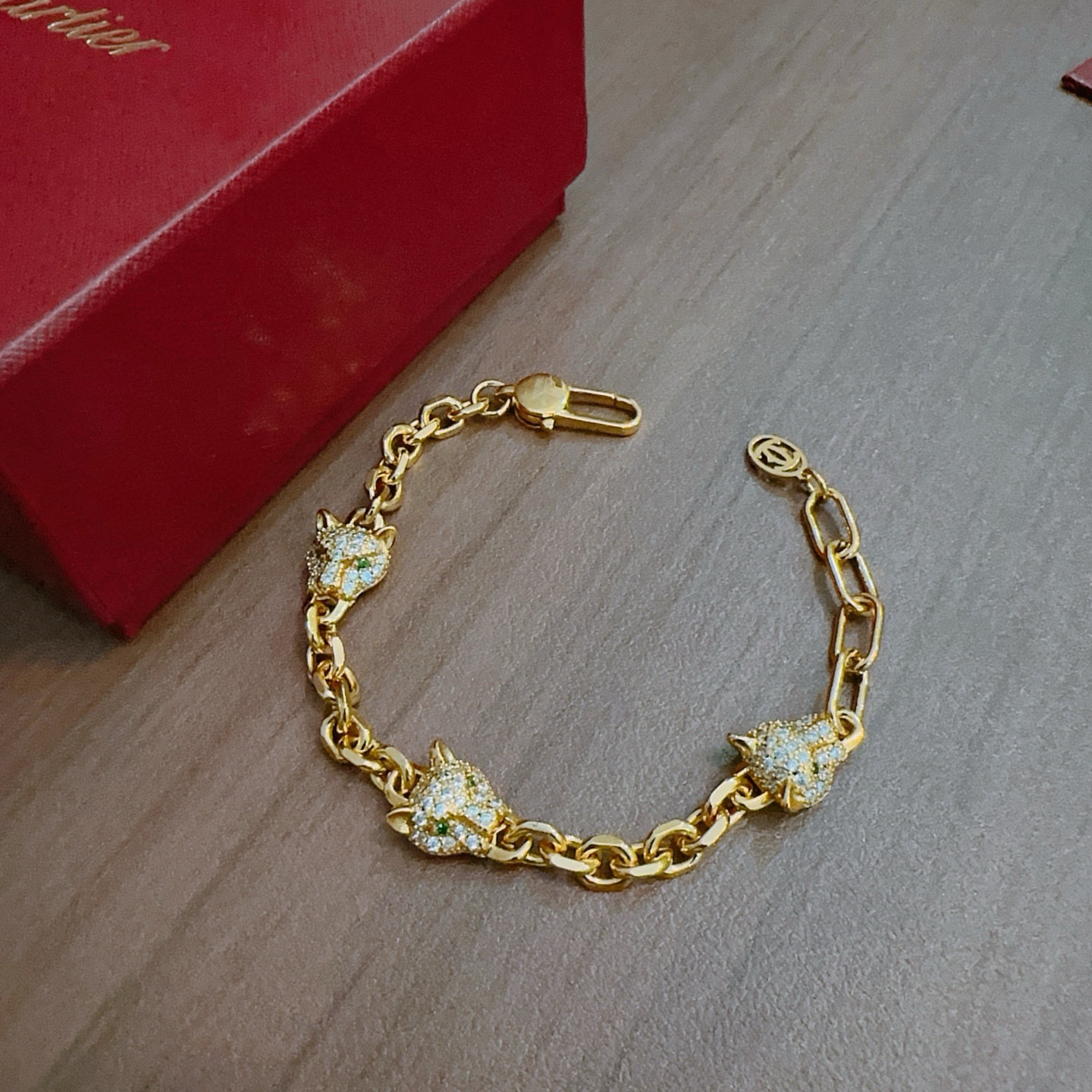 新款卡地亚手链V金材质系列 品相完美，细节无敌，那种独特的色泽完全无可挑剔，再缀以经典指环外形设计，简约