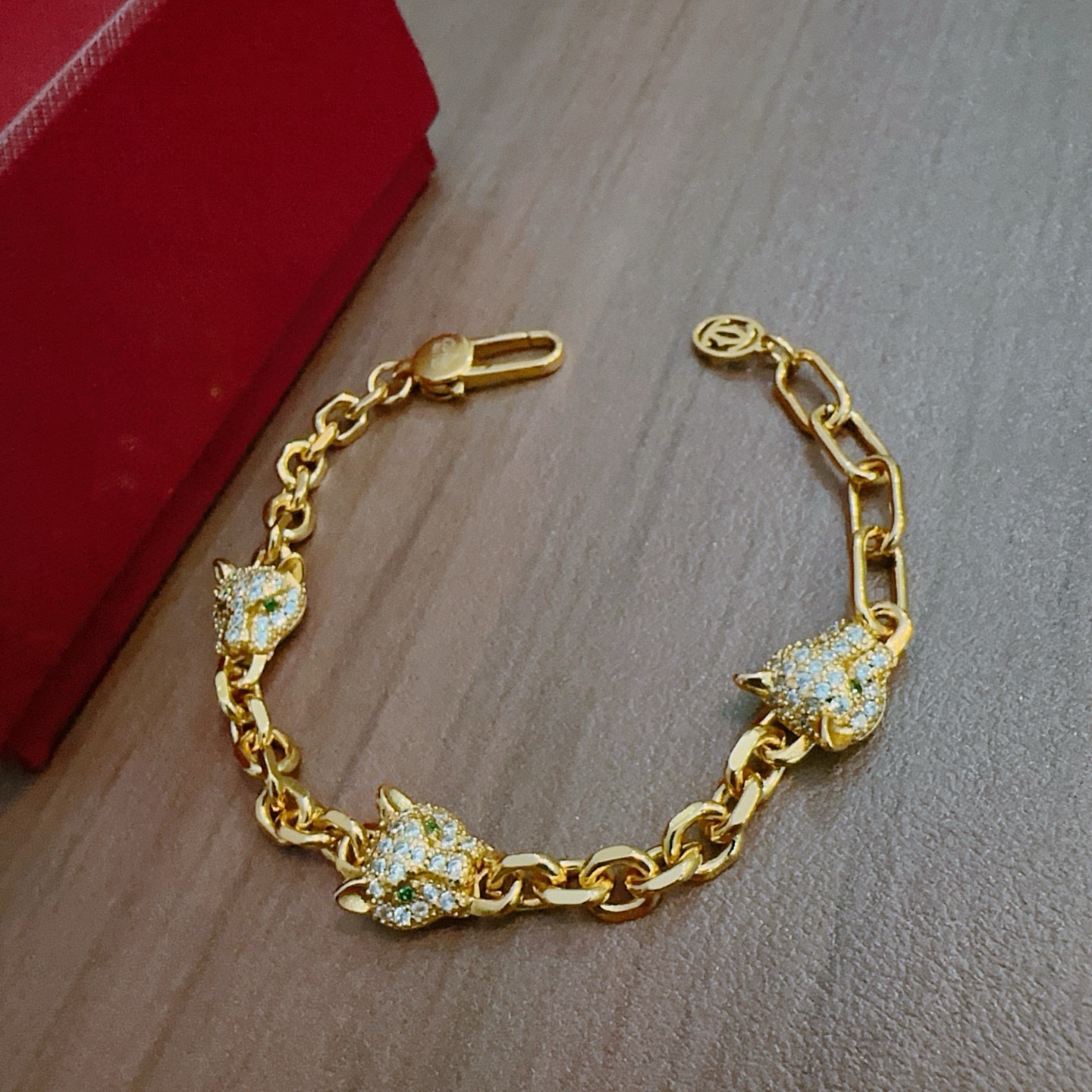 新款卡地亚手链V金材质系列 品相完美，细节无敌，那种独特的色泽完全无可挑剔，再缀以经典指环外形设计，简约