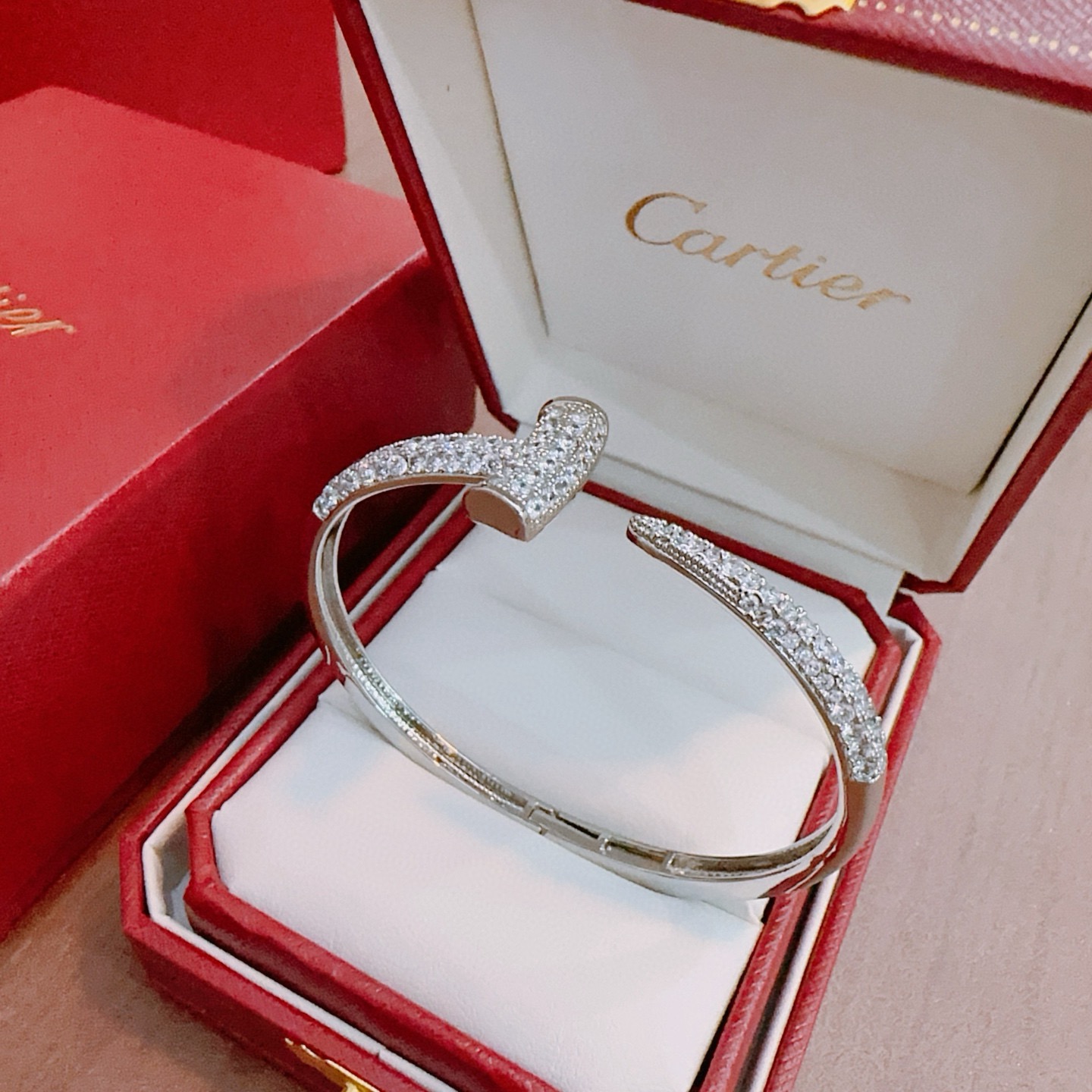 卡地亚手链手镯V金材质系列 品相完美，细节无敌，那种独特的色泽完全无可挑剔，再缀以经典指环外形设计，简约