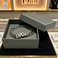 DIOR新款高品质迪奥手链原单货专柜新款开模复古潮流时尚必备 男女均可佩戴 情侣款同款 摇滚朋克泰银风格 DIOR新款高品质迪奥手链原单货专柜新款开模复古潮流时尚必备 男女均可佩戴 情侣款同款 摇滚朋克泰银风格