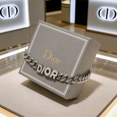 DIOR新款高品质迪奥手链原单货专柜新款开模复古潮流时尚必备 男女均可佩戴 情侣款同款 摇滚朋克泰银风格 DIOR新款高品质迪奥手链原单货专柜新款开模复古潮流时尚必备 男女均可佩戴 情侣款同款 摇滚朋克泰银风格