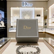 DIOR新款高品质迪奥手链原单货专柜新款开模复古潮流时尚必备 男女均可佩戴 情侣款同款 摇滚朋克泰银风格 DIOR新款高品质迪奥手链原单货专柜新款开模复古潮流时尚必备 男女均可佩戴 情侣款同款 摇滚朋克泰银风格