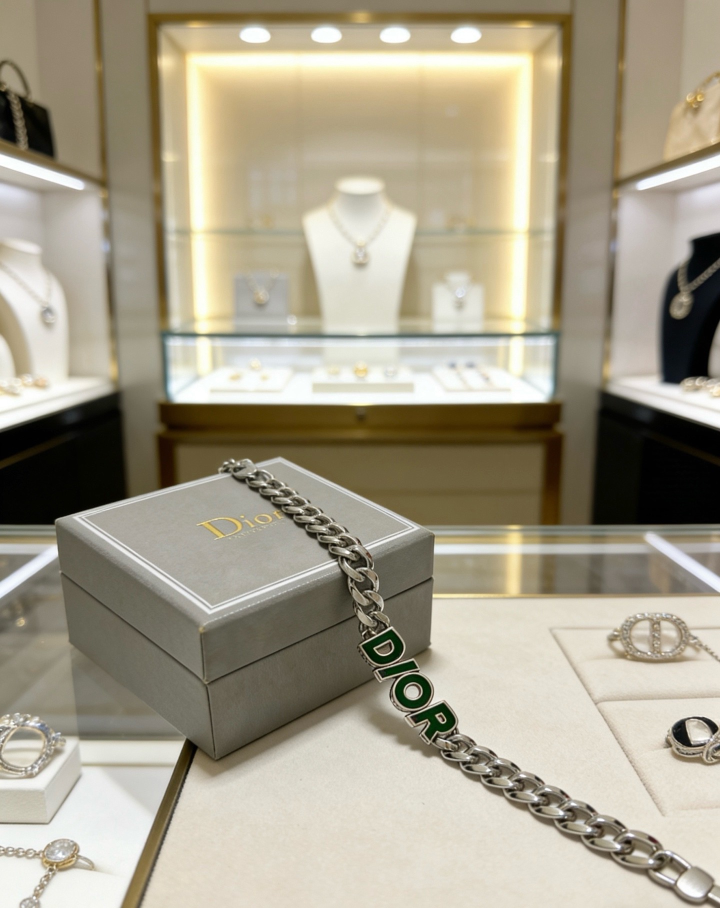 DIOR新款高品质迪奥手链原单货专柜新款开模复古潮流时尚必备 男女均可佩戴 情侣款同款 摇滚朋克泰银风格