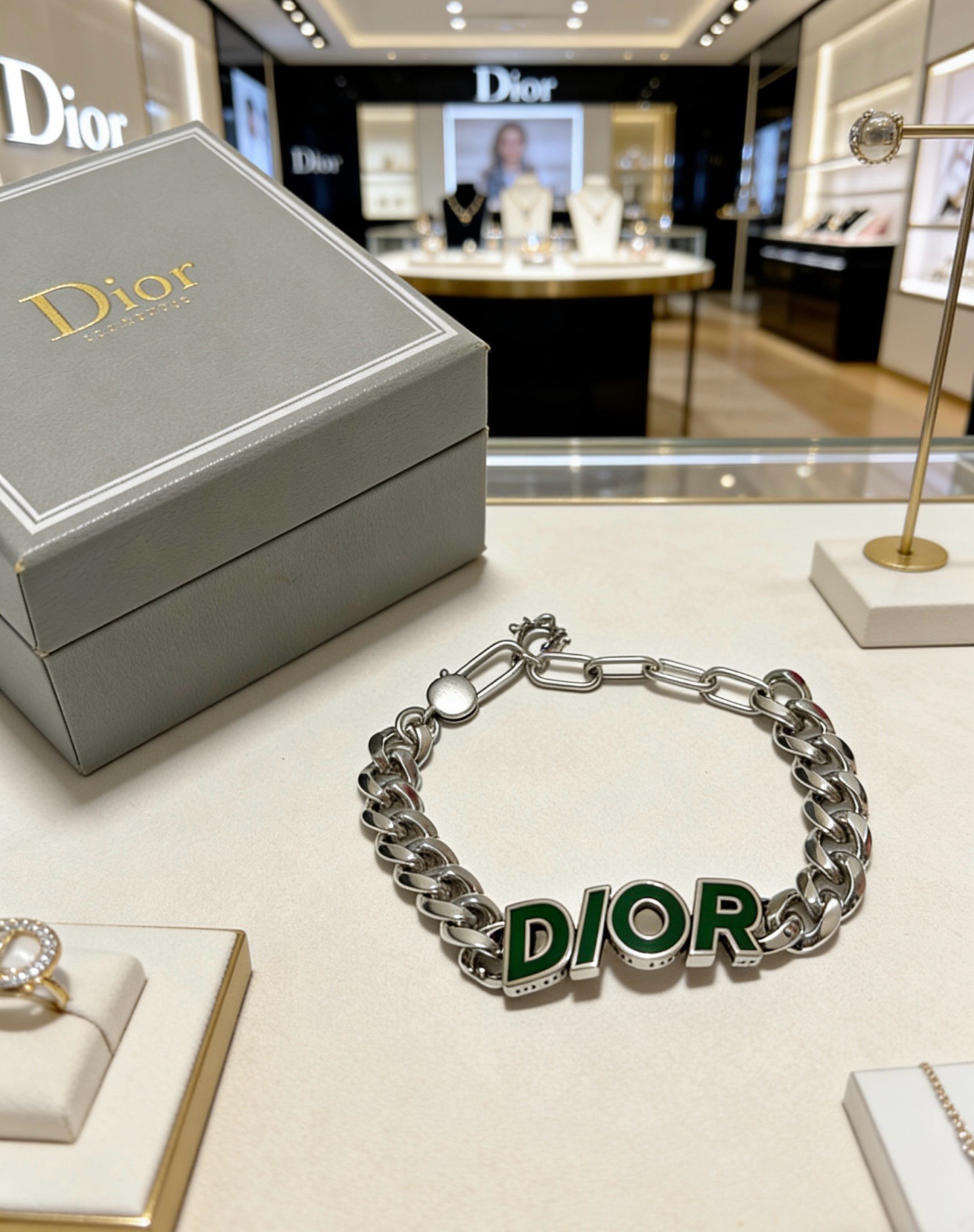 DIOR新款高品质迪奥手链原单货专柜新款开模复古潮流时尚必备 男女均可佩戴 情侣款同款 摇滚朋克泰银风格