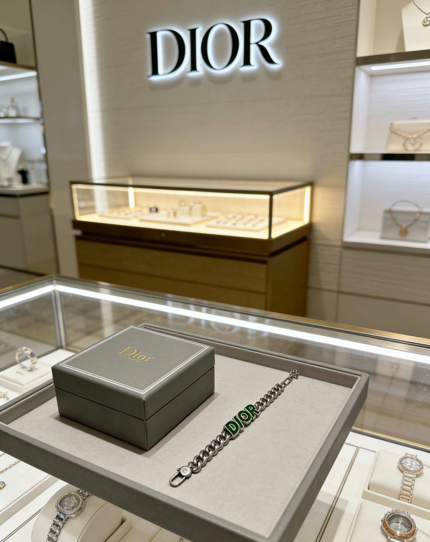 DIOR新款高品质迪奥手链原单货专柜新款开模复古潮流时尚必备 男女均可佩戴 情侣款同款 摇滚朋克泰银风格