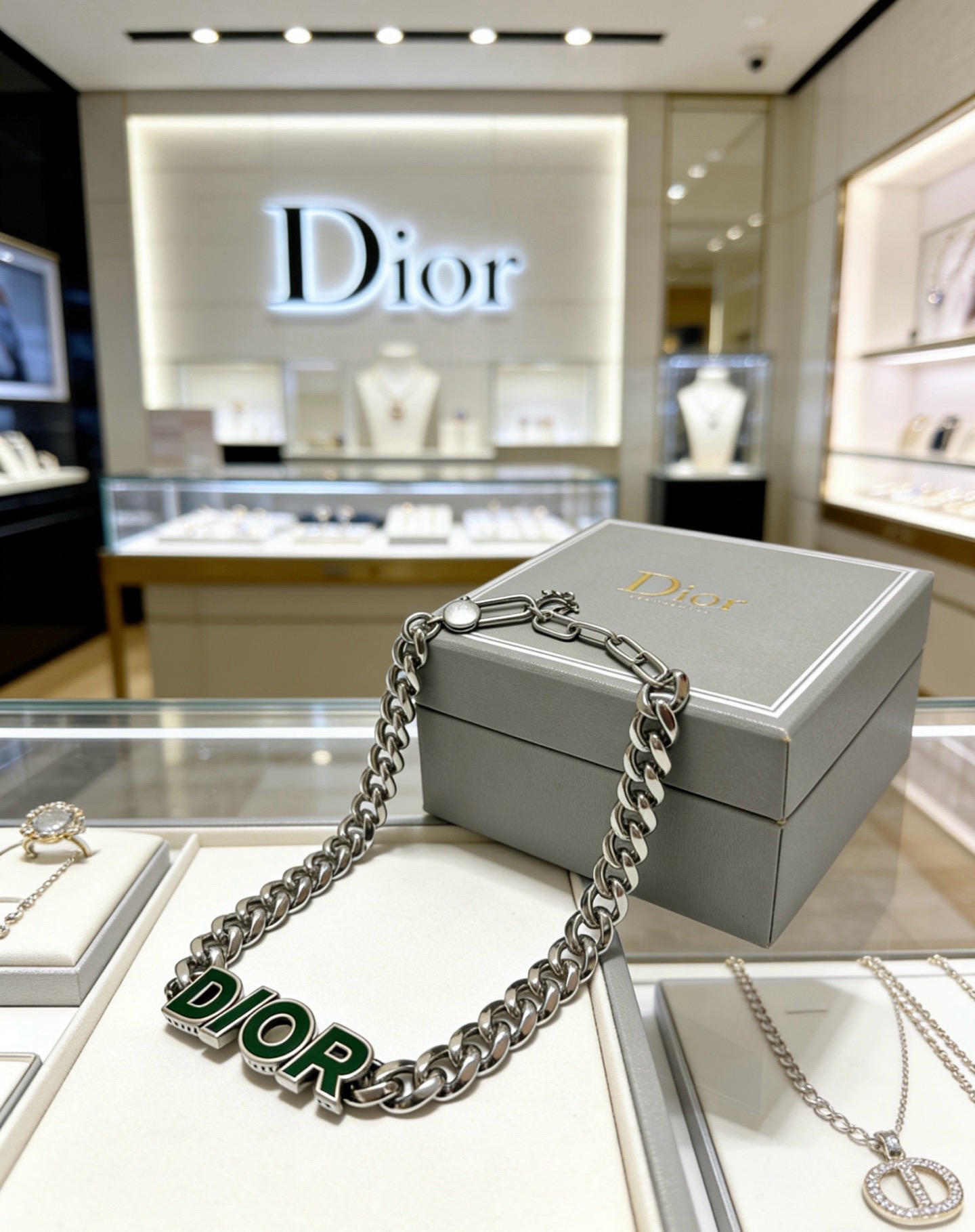 DIOR新款高品质迪奥手链原单货专柜新款开模复古潮流时尚必备 男女均可佩戴 情侣款同款 摇滚朋克泰银风格