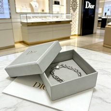 DIOR新款高品质迪奥手链原单货专柜新款开模复古潮流时尚必备 男女均可佩戴 情侣款同款 摇滚朋克泰银风格 DIOR新款高品质迪奥手链原单货专柜新款开模复古潮流时尚必备 男女均可佩戴 情侣款同款 摇滚朋克泰银风格
