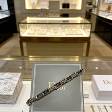DIOR新款高品质迪奥手链原单货专柜新款开模复古潮流时尚必备 男女均可佩戴 情侣款同款 摇滚朋克泰银风格 DIOR新款高品质迪奥手链原单货专柜新款开模复古潮流时尚必备 男女均可佩戴 情侣款同款 摇滚朋克泰银风格