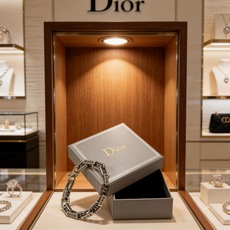 DIOR新款高品质迪奥手链原单货专柜新款开模复古潮流时尚必备 男女均可佩戴 情侣款同款 摇滚朋克泰银风格 DIOR新款高品质迪奥手链原单货专柜新款开模复古潮流时尚必备 男女均可佩戴 情侣款同款 摇滚朋克泰银风格