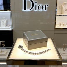 DIOR新款高品质迪奥手链原单货专柜新款开模复古潮流时尚必备 男女均可佩戴 情侣款同款 摇滚朋克泰银风格 DIOR新款高品质迪奥手链原单货专柜新款开模复古潮流时尚必备 男女均可佩戴 情侣款同款 摇滚朋克泰银风格