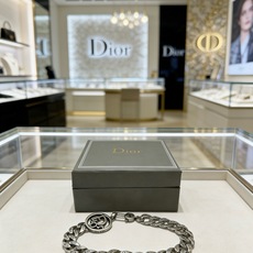 DIOR新款高品质迪奥手链原单货专柜新款开模复古潮流时尚必备 男女均可佩戴 情侣款同款 摇滚朋克泰银风格 DIOR新款高品质迪奥手链原单货专柜新款开模复古潮流时尚必备 男女均可佩戴 情侣款同款 摇滚朋克泰银风格