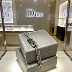 DIOR新款高品质迪奥手链原单货专柜新款开模复古潮流时尚必备 男女均可佩戴 情侣款同款 摇滚朋克泰银风格 DIOR新款高品质迪奥手链原单货专柜新款开模复古潮流时尚必备 男女均可佩戴 情侣款同款 摇滚朋克泰银风格