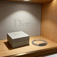 DIOR新款高品质迪奥手链原单货专柜新款开模复古潮流时尚必备 男女均可佩戴 情侣款同款 摇滚朋克泰银风格 DIOR新款高品质迪奥手链原单货专柜新款开模复古潮流时尚必备 男女均可佩戴 情侣款同款 摇滚朋克泰银风格