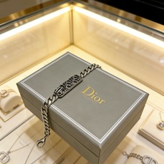 DIOR新款高品质迪奥手链原单货专柜新款开模复古潮流时尚必备 男女均可佩戴 情侣款同款 摇滚朋克泰银风格 DIOR新款高品质迪奥手链原单货专柜新款开模复古潮流时尚必备 男女均可佩戴 情侣款同款 摇滚朋克泰银风格