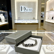 DIOR新款高品质迪奥手链原单货专柜新款开模复古潮流时尚必备 男女均可佩戴 情侣款同款 摇滚朋克泰银风格 DIOR新款高品质迪奥手链原单货专柜新款开模复古潮流时尚必备 男女均可佩戴 情侣款同款 摇滚朋克泰银风格