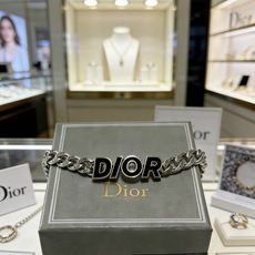 DIOR新款高品质迪奥手链原单货专柜新款开模复古潮流时尚必备 男女均可佩戴 情侣款同款 摇滚朋克泰银风格 DIOR新款高品质迪奥手链原单货专柜新款开模复古潮流时尚必备 男女均可佩戴 情侣款同款 摇滚朋克泰银风格