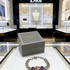 DIOR新款高品质迪奥手链原单货专柜新款开模复古潮流时尚必备 男女均可佩戴 情侣款同款 摇滚朋克泰银风格 DIOR新款高品质迪奥手链原单货专柜新款开模复古潮流时尚必备 男女均可佩戴 情侣款同款 摇滚朋克泰银风格