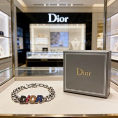 DIOR新款高品质迪奥手链原单货专柜新款开模复古潮流时尚必备 男女均可佩戴 情侣款同款 摇滚朋克泰银风格 DIOR新款高品质迪奥手链原单货专柜新款开模复古潮流时尚必备 男女均可佩戴 情侣款同款 摇滚朋克泰银风格