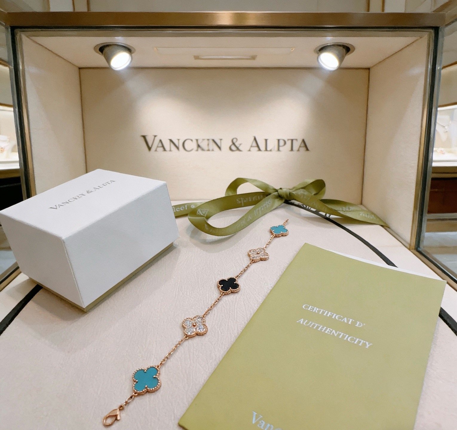 NO:896199,Four-leaf clover Van Cleef & Arpels authentic customized rainbow color bracelet V gold material series. The appearance is perfect, the details are invincible, the unique color is completely impeccable, and it is decorated with a classic ring shape design. It is simple yet elegant and eye-catching. The V gold pure handmade combination is more elegant and elegant. The same style for men and women, boutique jewelry, van cleef, bracelet19860909四叶草梵克雅宝正品定制彩虹花色手链V金材质系列 品相完美,细节无敌,那种独特的色泽完全无可挑剔,再缀以经典指环外形设计,简约之余却又优雅夺目,V金纯手工的组合更显气色,上手雅致动人.男女同款,饰品精品,van cleef,bracelet,Jewelry