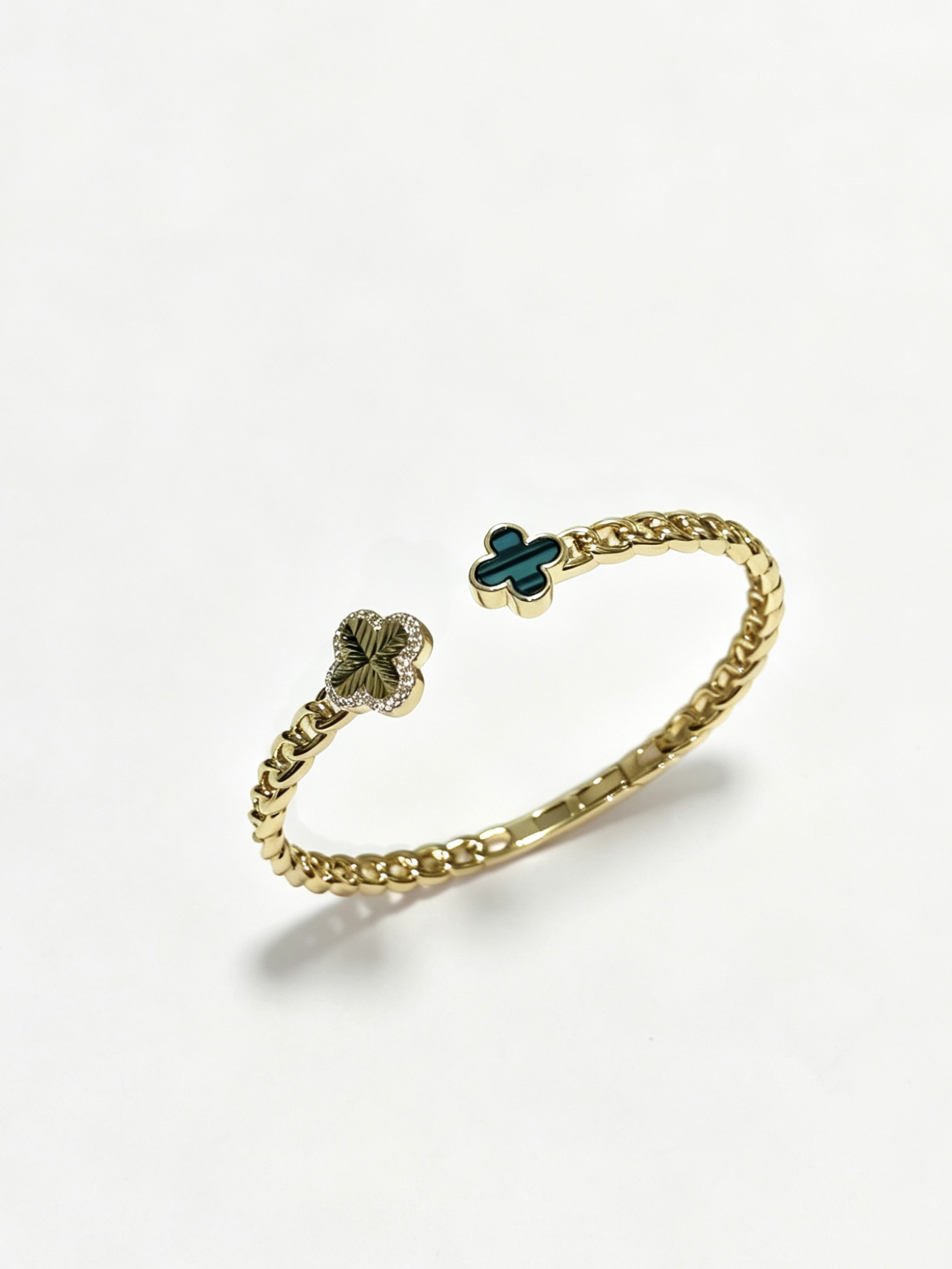 NO:896200,Four-leaf clover Van Cleef & Arpels bracelet made of V gold material series. The appearance is perfect, the details are unparalleled, the unique color is completely impeccable, and it is decorated with a classic ring shape design. It is simple yet elegant and eye-catching. The pure handmade combination of V gold is more elegant and elegant. The same style for men and women, fine jewelry, van cleef, bracelet19860909四叶草梵克雅宝手镯V金材质系列 品相完美,细节无敌,那种独特的色泽完全无可挑剔,再缀以经典指环外形设计,简约之余却又优雅夺目,V金纯手工的组合更显气色,上手雅致动人.男女同款,饰品精品,van cleef,bracelet,Jewelry