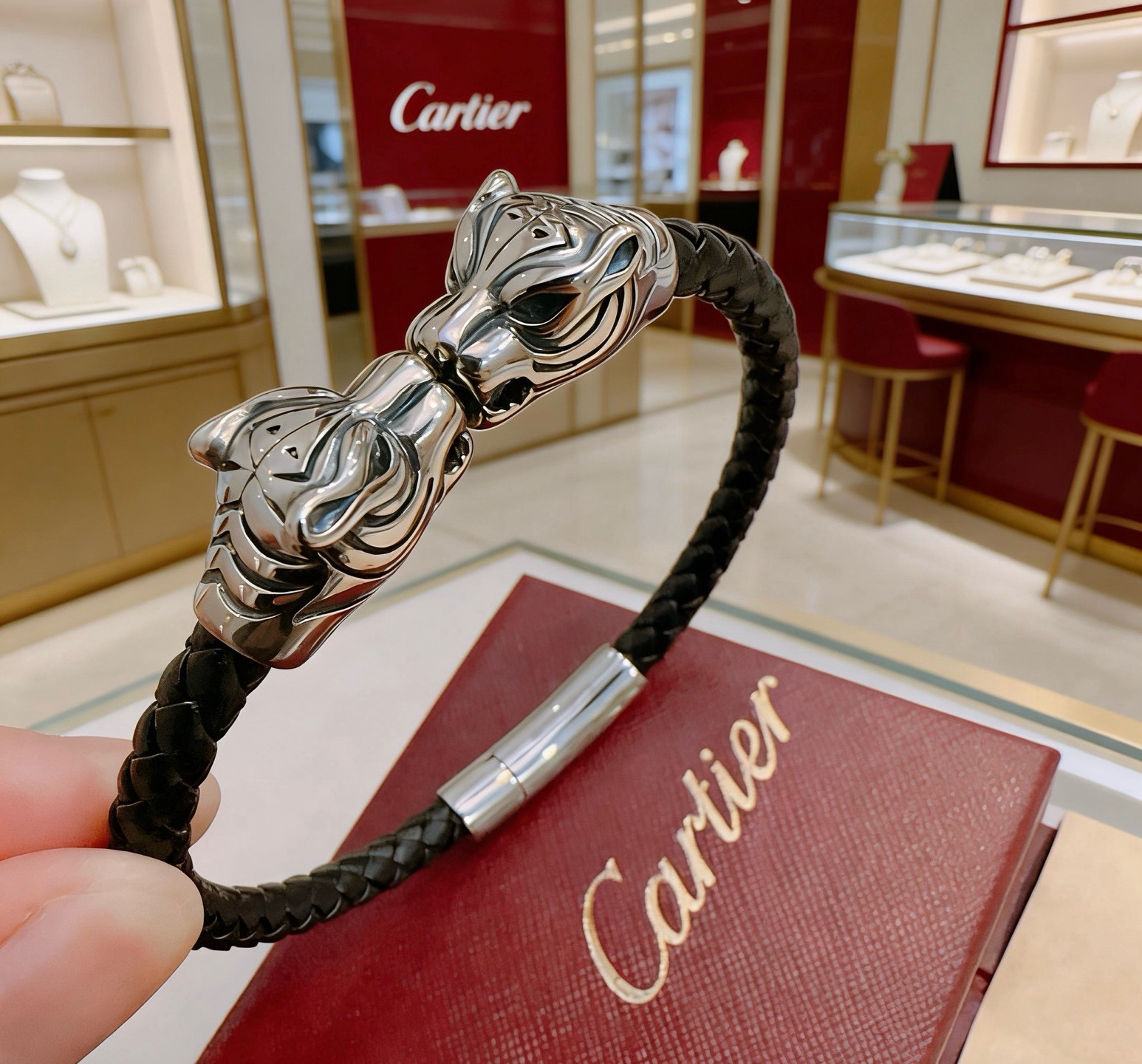 NO:896183,Cartier Bracelet Bracelet V gold cowhide material series is in perfect condition, with unparalleled details. The unique color is completely impeccable, and is decorated with a classic ring shape design. It is simple yet elegant and eye-catching. The pure handmade combination of V gold is more elegant and elegant. Same style for men and women. Cartier bracelet, jewelry boutique, cartier, bracelet, bracelet, cowhide19860909卡地亚手链手镯V金牛皮材质系列 品相完美,细节无敌,那种独特的色泽完全无可挑剔,再缀以经典指环外形设计,简约之余却又优雅夺目,V金纯手工的组合更显气色,上手雅致动人.男女同款 卡地亚手链,饰品精品,cartier,bracelet,bracelet,cowhide,Jewelry