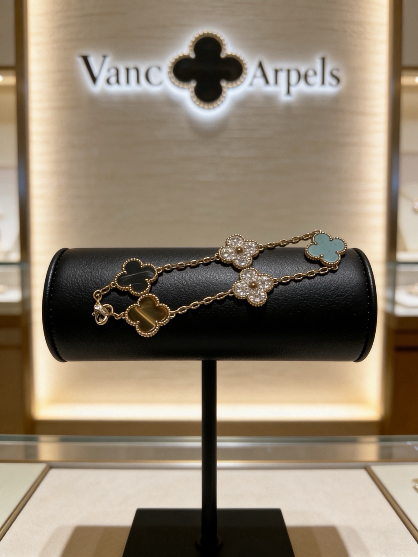 Van Cleef & Arpels Haute Joaillerie Fine Jewelry Earrings Necklace Ring 5