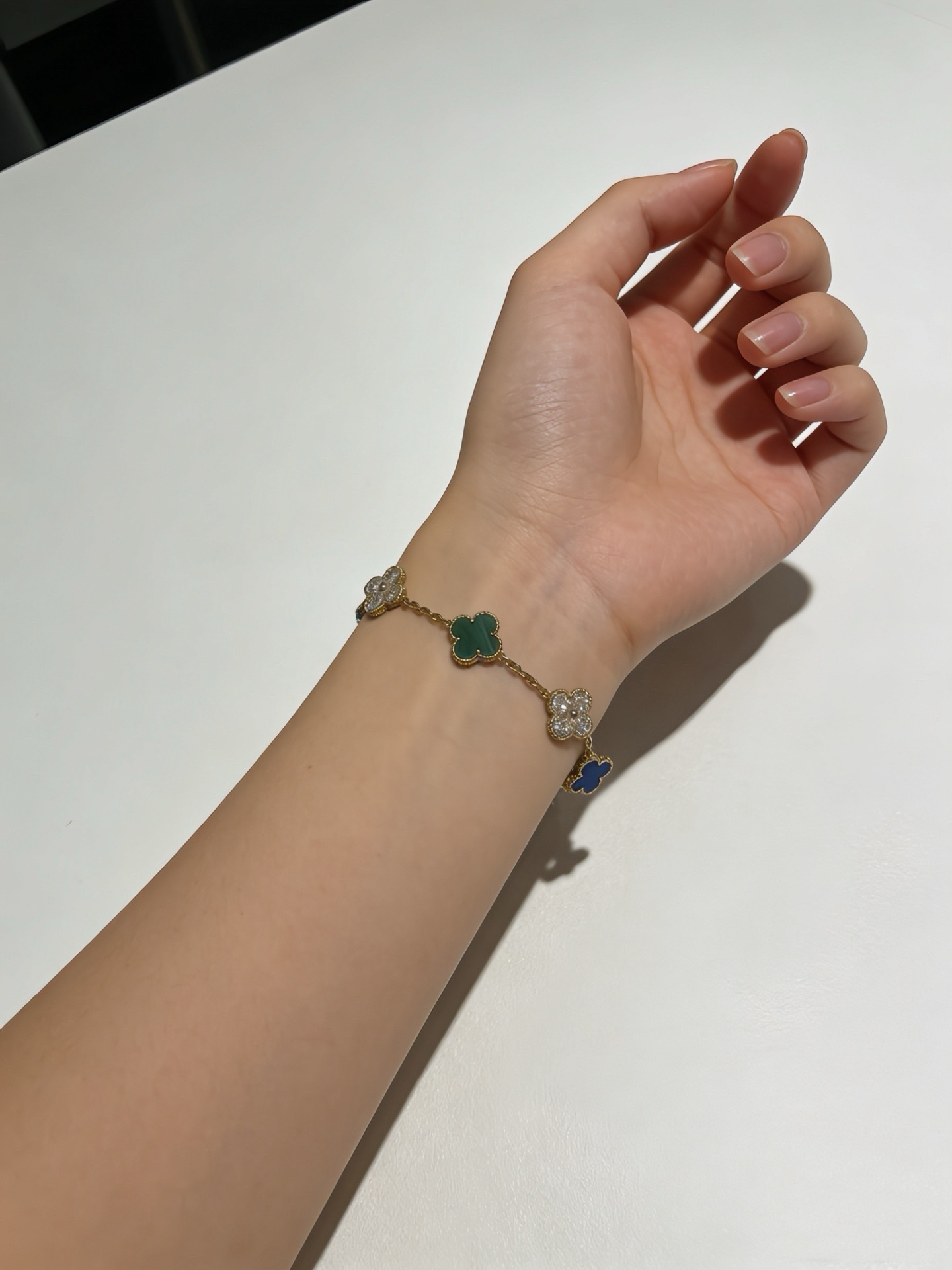 四叶草梵克雅宝🍀定制🌈彩虹花色手链V金材质系列 品相完美,细节无敌,那种独特的色泽完全无可挑剔,再缀以经典指环外形设计,简约之余却又优雅夺目,V 9