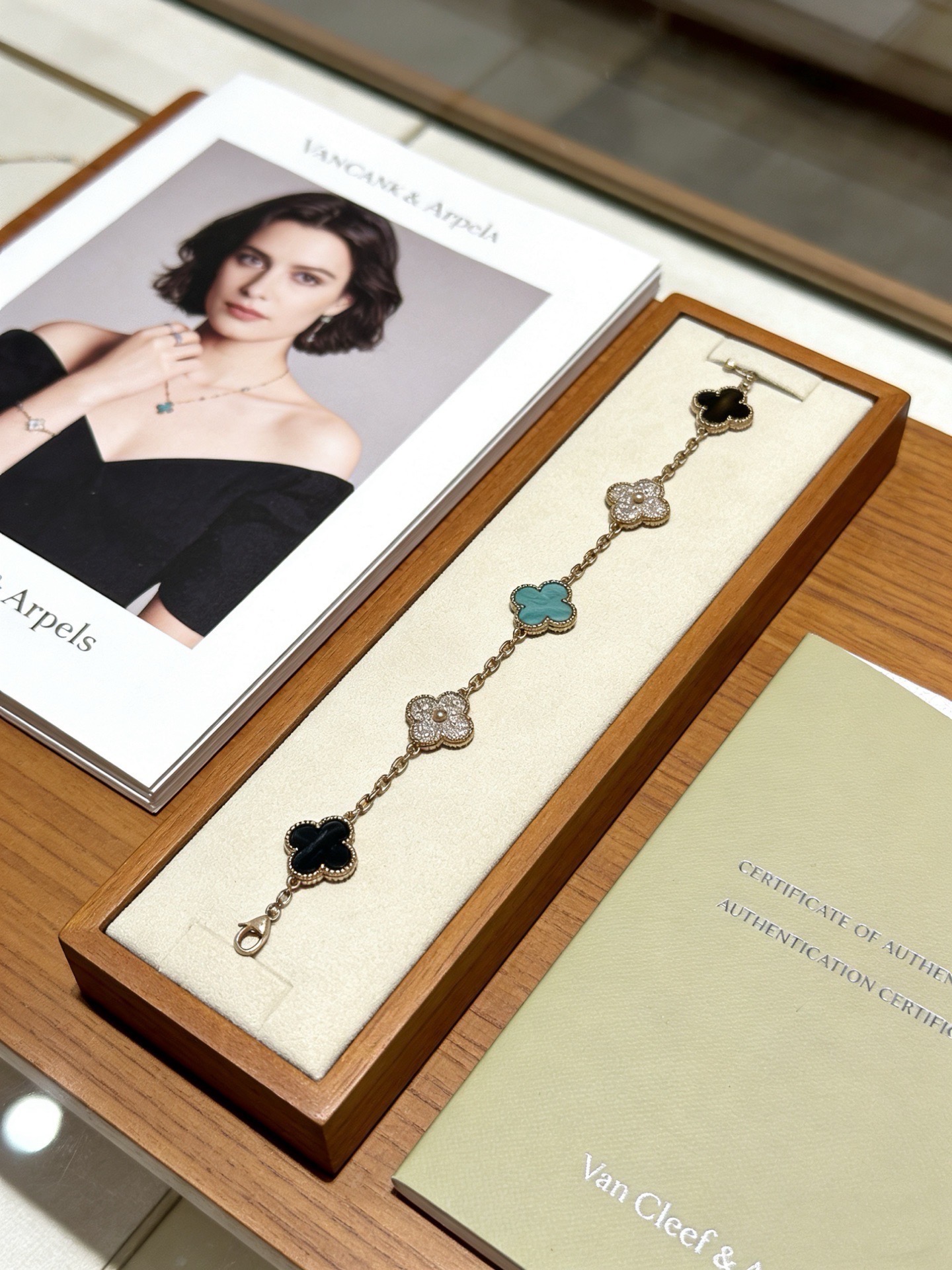 NO:896186,Four-leaf clover Van Cleef & Arpels authentic customized rainbow color bracelet V gold material series. The appearance is perfect, the details are invincible, the unique color is completely impeccable, and it is decorated with a classic ring shape design. It is simple yet elegant and eye-catching. The V gold pure handmade combination is more elegant and elegant. The same style for men and women, boutique jewelry, van cleef, bracelet19860909四叶草梵克雅宝正品定制彩虹花色手链V金材质系列 品相完美,细节无敌,那种独特的色泽完全无可挑剔,再缀以经典指环外形设计,简约之余却又优雅夺目,V金纯手工的组合更显气色,上手雅致动人.男女同款,饰品精品,van cleef,bracelet,Jewelry
