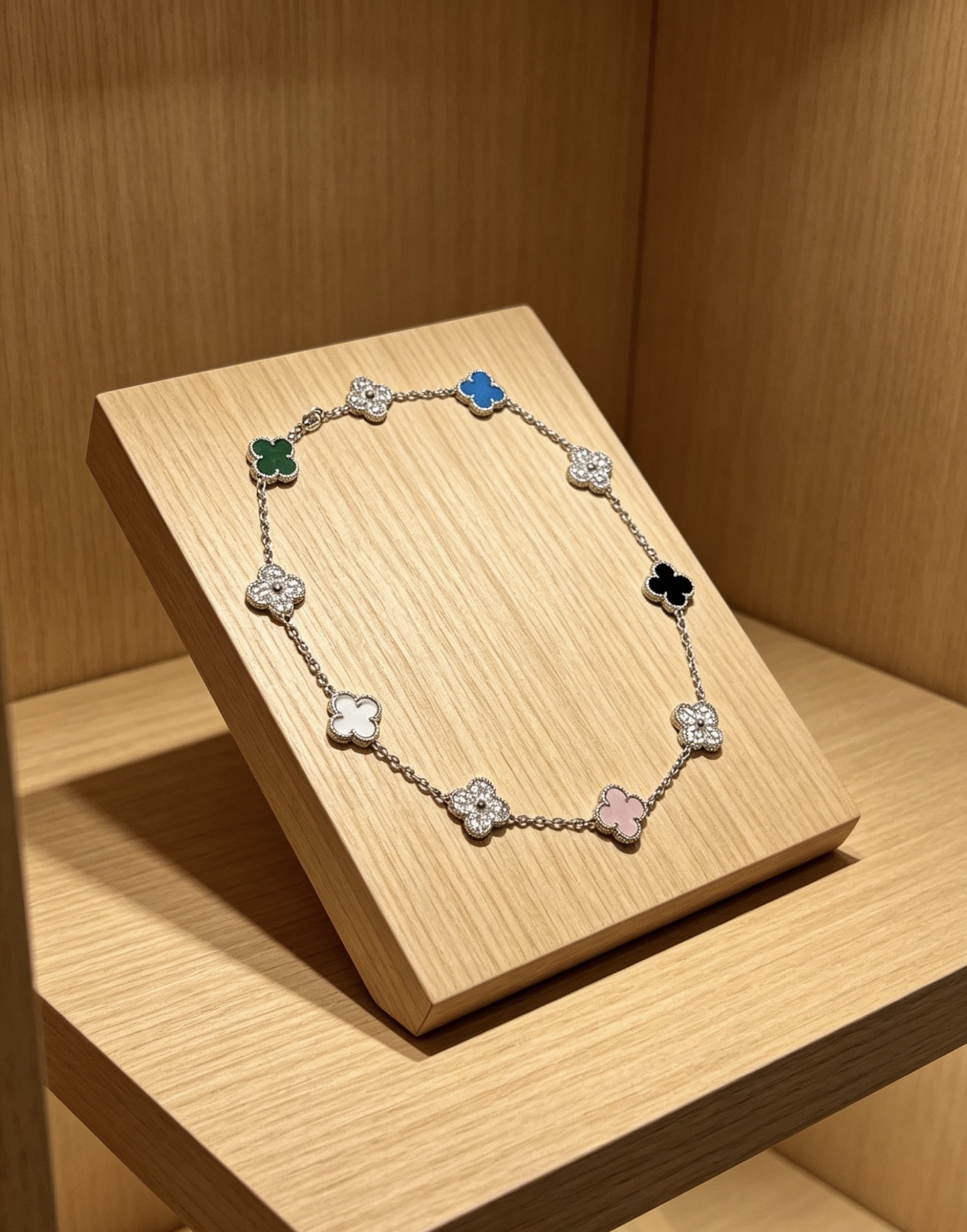 NO:896189,Four-leaf clover Van Cleef & Arpels 10-flower genuine customized rainbow color necklace V gold material series. The appearance is perfect, the details are invincible, the unique color is completely impeccable, and it is decorated with a classic ring shape design. It is simple yet elegant and eye-catching. The V gold pure handmade combination is more elegant and elegant. The same style for men and women, fine jewelry, van cleef, necklace19860909四叶草梵克雅宝10花正品定制彩虹花色项链V金材质系列 品相完美,细节无敌,那种独特的色泽完全无可挑剔,再缀以经典指环外形设计,简约之余却又优雅夺目,V金纯手工的组合更显气色,上手雅致动人.男女同款,饰品精品,van cleef,necklace,Jewelry