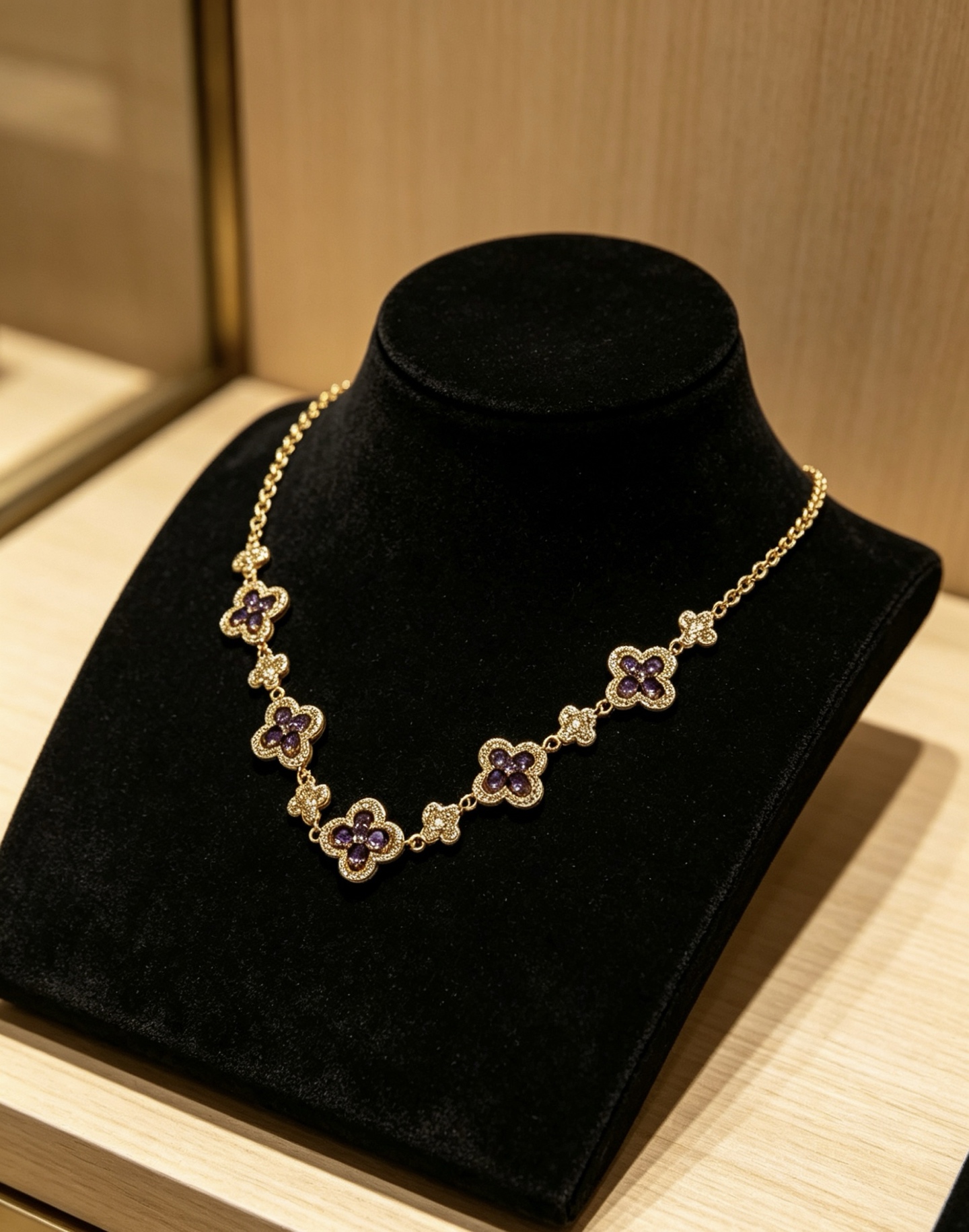NO:896192,The four-leaf clover Van Cleef & Arpels necklace is in perfect condition, the unique color is completely impeccable, and it is decorated with a classic ring shape design. It is simple yet elegant and eye-catching. The handmade combination adds to the beauty, and the upper body is elegant and moving. Same style for men and women, fine jewelry, van cleef, necklace19860909四叶草梵克雅宝项链 品相完美,那种独特的色泽完全无可挑剔,再缀以经典指环外形设计,简约之余却又优雅夺目,纯手工的组合更显气色,上身雅致动人.男女同款,饰品精品,van cleef,necklace,Jewelry